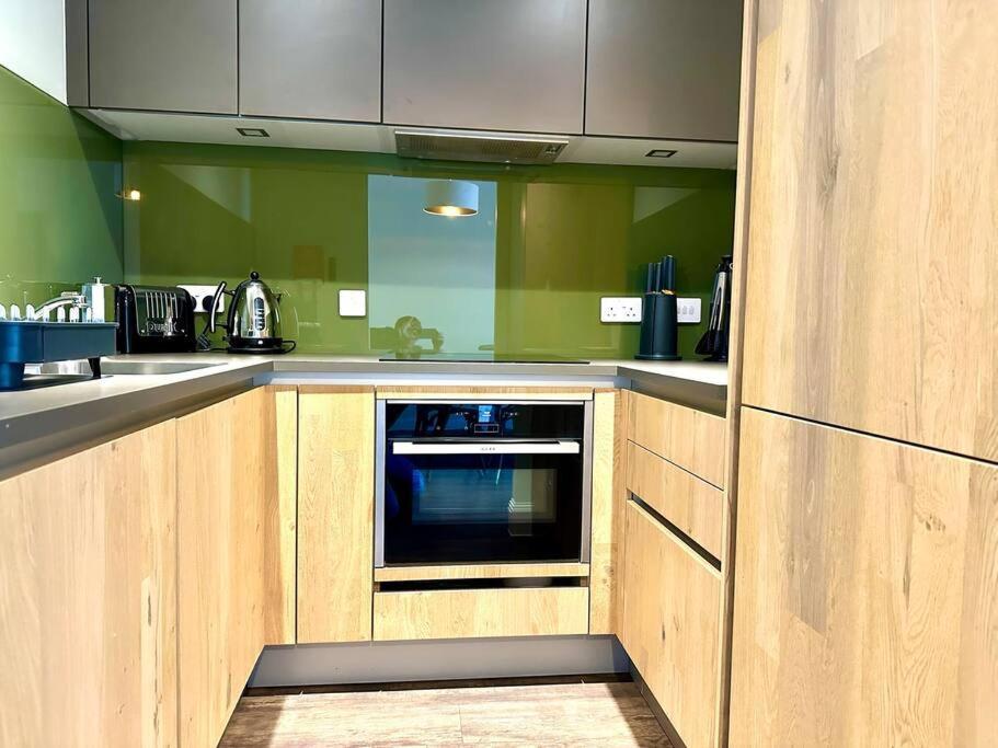 Chic Modern Apartment Suite - Free Parking & Wifi! - 1 Minute Walk To Poole Quay - Great Location - Free Parking - Fast Wifi - Smart Tv - Newly Decorated - Sleeps Up To 2! Close To Poole & Bournemouth & Sandbanks Zewnętrze zdjęcie